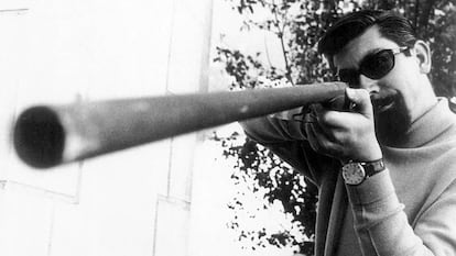 Un joven Baltasar Porcel apunta una escopeta en una imagen sin datar.