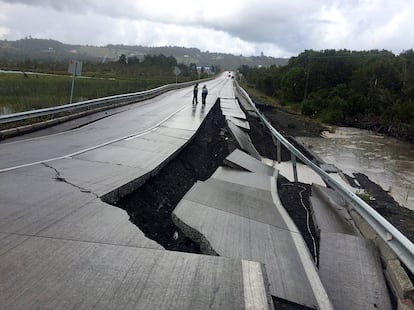 Destrozos en una carretera tras el terremoto de diciembre.