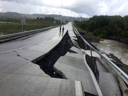 Destrozos en una carretera tras el terremoto de diciembre. 