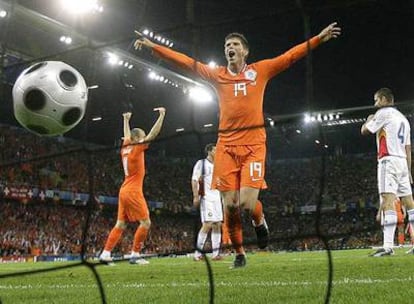 Huntelaar festeja su gol, el que abrió la victoria de Holanda sobre Rumania.
