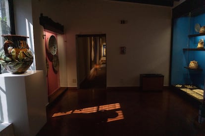 En sus pasillos se encuentran tallas en madera de la época del Virreinato de la Nueva España y una sala dedicada a la colección de arte popular mexicano.