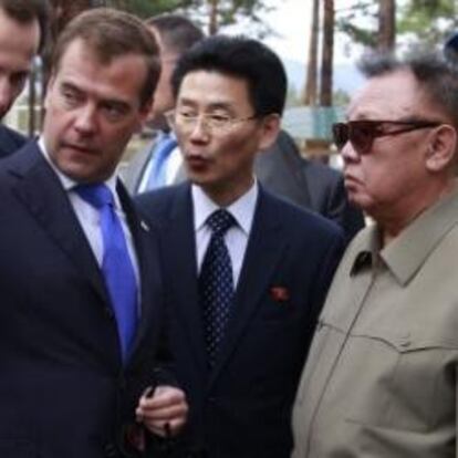 El presidente ruso, Dmitry Medvedev (a la izquierda en primer término), junto al líder de Corea del Norte,  Kim Jong-il (a la derecha), durante su encuentro en Siberia.