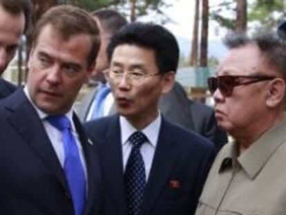 El presidente ruso, Dmitry Medvedev (a la izquierda en primer término), junto al líder de Corea del Norte,  Kim Jong-il (a la derecha), durante su encuentro en Siberia.