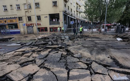 Tras complicar la hora punta de la mañana, la incidencia continúa. A las 13.30 se ha reabierto el bypass, pero siguen cerrados Marqués de Vadillo hacia la circunvalación y la glorieta, así como los accesos a esta desde Antonio Leyva y Antonio López, indica el Centro de Gestión de la Movilidad. Los bomberos llevan desde anoche achicando agua y esperan reabrir el tramo de la M-30 afectado a las 15.00, pero la reparación de la tubería, de 50 centímetros de diámetro, tardará al menos dos semanas, según los técnicos del canal. En la imagen, rotura de la calzada en la calle Antonio Leyva.
