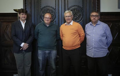 El alcalde de València, Joan Ribó (de naranja), con miembros de la plataforma de apoyo a la World Race. 