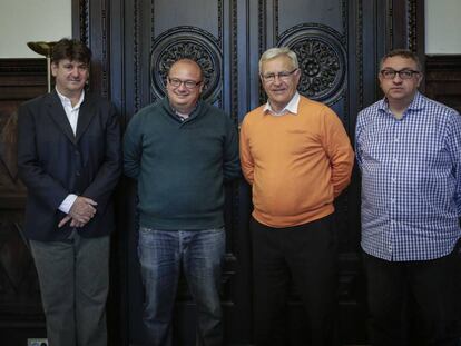 El alcalde de València, Joan Ribó (de naranja), con miembros de la plataforma de apoyo a la World Race. 
