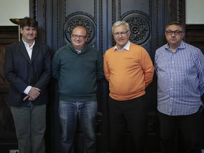 El alcalde de València, Joan Ribó (de naranja), con miembros de la plataforma de apoyo a la World Race. 