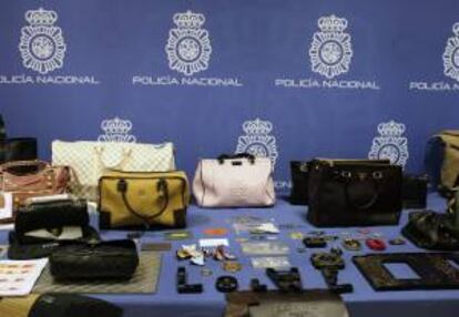 Fotografía facilitada por la Policía Nacional que ha desmantelado una red y ha detenido a 23 personas que imitaban bolsos de conocidas y lujosas marcas con tal perfección que el acabado final era prácticamente igual al original por lo que había creado todo un mercado de clientes 'vip' que llegaban a pagar hasta 400 euros.