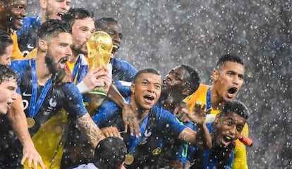 Francia levanta la copa de campeón del Mundial de fútbol.