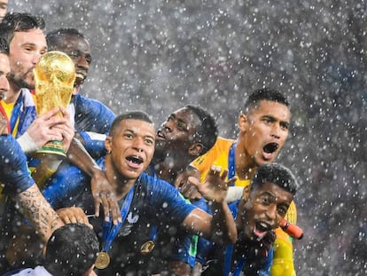 Francia levanta la copa de campeón del Mundial de fútbol.