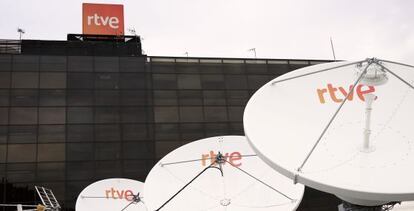 Antenas parab&oacute;licas en la sede de RTVE en Torrespa&ntilde;a, Madrid. 