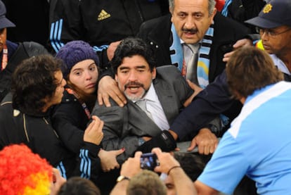 Maradona, junto a su hija Dalma, se encara e insulta a unos aficionados tras la derrota ante Alemania.