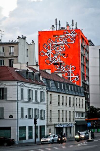 El edificio rojo es el que alberga la exposici&oacute;n. 