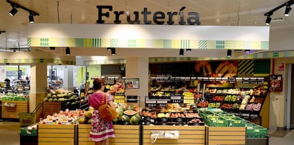 Puesto de fruter&iacute;a en el interior de un supermercado La Plaza de Dia en Madrid. &nbsp;