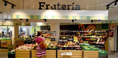 Puesto de frutería en el interior de un supermercado La Plaza de Dia en Madrid. 