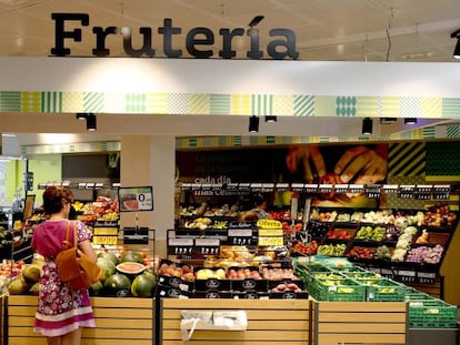 Puesto de fruter&iacute;a en el interior de un supermercado La Plaza de Dia en Madrid. &nbsp;