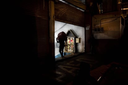 Los cargadores son parte esencial del mercado de San Roque. Por menos de un dolar se encargan de meter y sacar los productos que se venden en el mercado, suelen cargar portes de al menos 80 kilos.