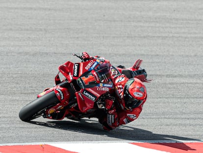 Pecco Bagnaia, con su Ducati durante los test de Portimão.