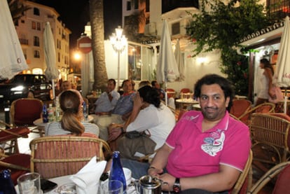 El jeque Sheikh Abdullah Bin Nassar Al-Thani, sobrino del emir de Qatar, en una terraza de Puerto Banús.