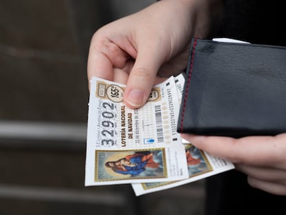 Décimos de lotería recién comprados, a 21 de diciembre 2022, Sevilla (Andalucía).