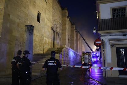 Agentes de Policía en el lugar en que ha sido declarado un incendio en la mezquita.
