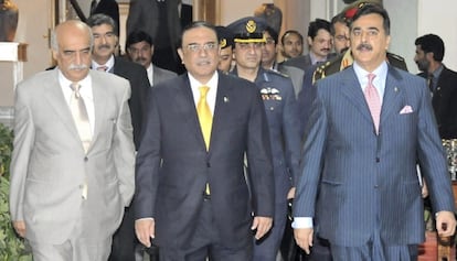 Guilani (d) junto al presidente de Pakistán Asif Alí Zardari (c).