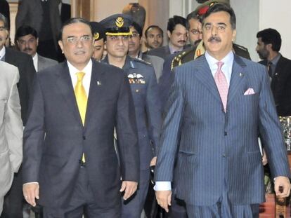 Guilani (d) junto al presidente de Pakist&aacute;n Asif Al&iacute; Zardari (c). 