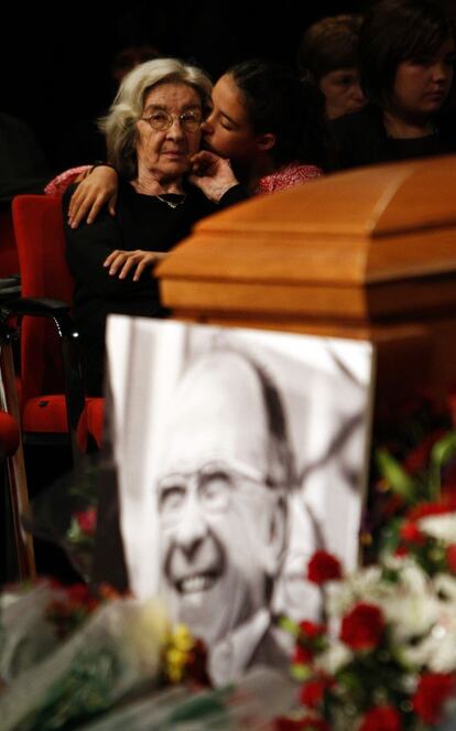 Carmen Menéndez, viuda de Santiago Carrillo,acompañada de sus hijos, durante el último homenaje al histórico dirigente comunista antes de que sus restos mortales sean incinerados en el cementerio madrileño de la Almudena.