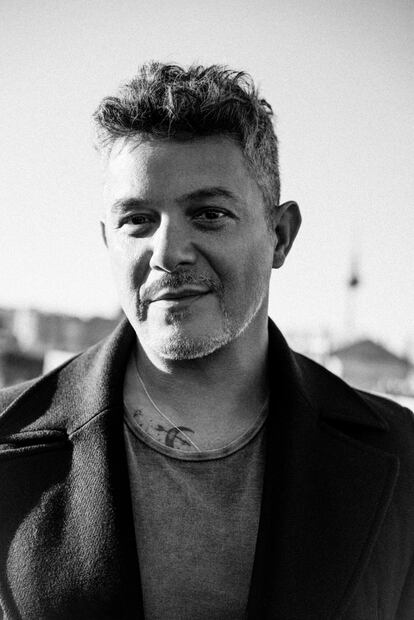 Alejandro Sanz posa en la azotea del edificio de Moratalaz (Madrid) en el que creció. Viste abrigo de Boss y camiseta de American Vintage.