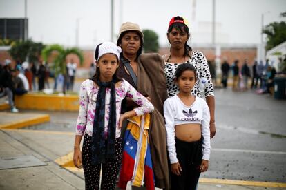 Rosalba Barrios, de 51 años, viaja junto a su hija Joselin y sus nietras Horailyn y Rogerlin. "Emigrar no es fácil", explica Rosalba entre lágrimas y agrega: "Nunca quise irme. No es fácil decir adiós y dejar la vida que conoces". En menos de 18 meses, perdió a su hijo de 28 años en un robo a mano armada y a su madre, de 83 años, quien no pudo acceder a los medicamentos de su tratamiento por cáncer. Ahora Rosalba viaja a Perú para encontrarse con sus hijos en Lima.