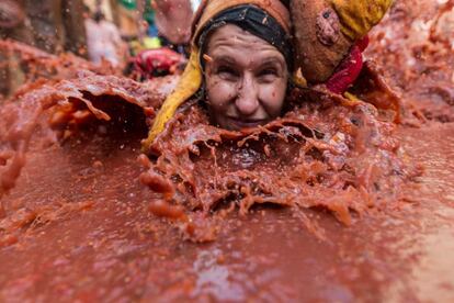 Jóvenes revolcándose por el jugo de tomate.