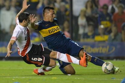 Andrés Chávez (Boca) ante Ramiro Funes Mori (River).