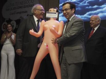 El Premio Nacional de Humanidades y Ciencias Sociales 2009 analiza el escándalo de la muñeca hinchable que un grupo de empresarios le regaló al ministro de Economía