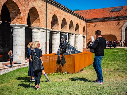 'Sirena simbi', del artista keniata Wangechi Mutu, en la 61ª bienal de Venecia