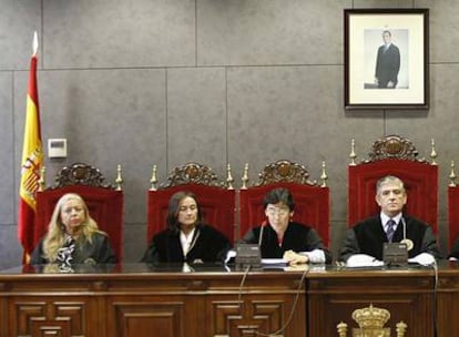 Ruiz Piñeiro, en la apertura de un año judicial en el Tribunal Superior, junto a Cinto (primera por la izquierda), la presidenta de la Audiencia de Vizcaya, Ana Iracheta y la fiscal superior de la comunidad autónoma, María Ángeles Montes.