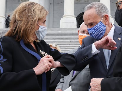 Los demócratas Nancy Pelosi y Chuck Schumer se saludan en el Capitolio.