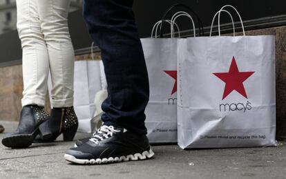 Clientes en la puerta del local de Macy&acute;s en Nueva York