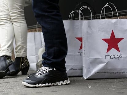 Clientes en la puerta del local de Macy&acute;s en Nueva York