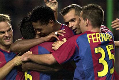 Los jugadores del Barcelona celebran uno de los goles.