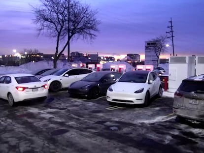 Estaciones de carga de vehículos de Tesla en Chicago, Illinois, el 15 de enero 2024.