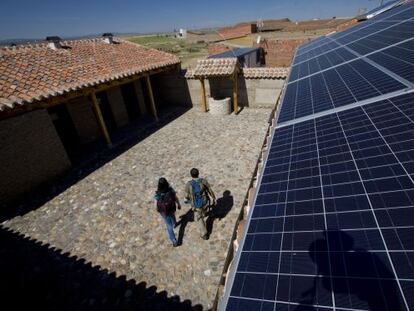 Paneles solares en el albergue de peregrinos de Gotarrendura, &Aacute;vila.