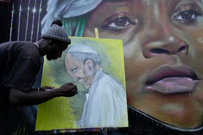 El grafitero Alexander Ikawah, pinta al Pontífice en un lienzo en Nairobi, Kenia, el lunes.