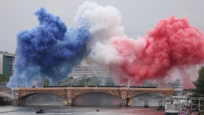El humo con los colores de la bandera francesa se eleva sobre el cielo de París, este viernes durante la jornada inaugural.
