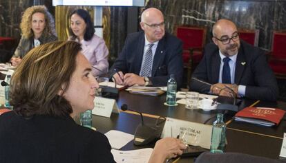 Colau y Buch durante la Junta de Seguridad en el Ayuntamiento, en una imagen de archivo.