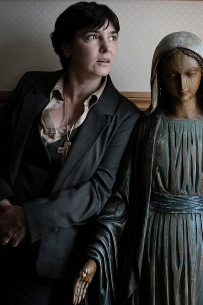 Sinéad O'Connor fotografiada junto a una figura de la virgen María en su casa en 2010.