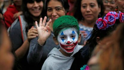 Un niño mexicano caracterizado como Joker.