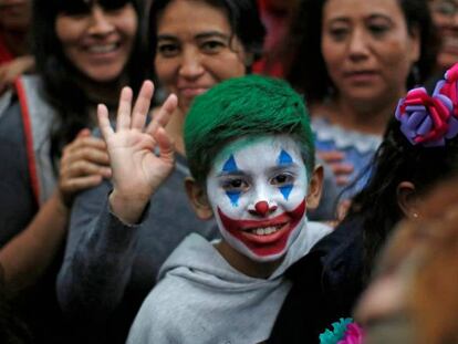 Un niño mexicano caracterizado como Joker.