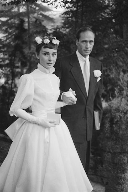 Mel Ferrer fue su primer gran amor. Se casaron en 1954 en Suiza y fueron padres de un niño (Sean), aunque el matrimonio se separaría en 1968 por los celos que el actor sentía por el éxito mundial de la actriz. En la imagen, el día de la boda en el que Hepburn lució un diseño corto con mangas abullonadas firmado por Givenchy.