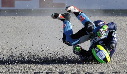 Aleix Espargaró cae al suelo en el entrenamiento de Moto2
