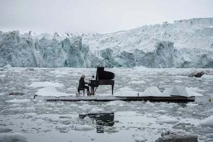El pianista italiano Ludovico Einaudi, en 2016, durante una acción reivindicativa realizada con Greenpeace en el glaciar Wahlenbergbreen (Noruega), para pedir la declaración de zona protegida del Ártico.